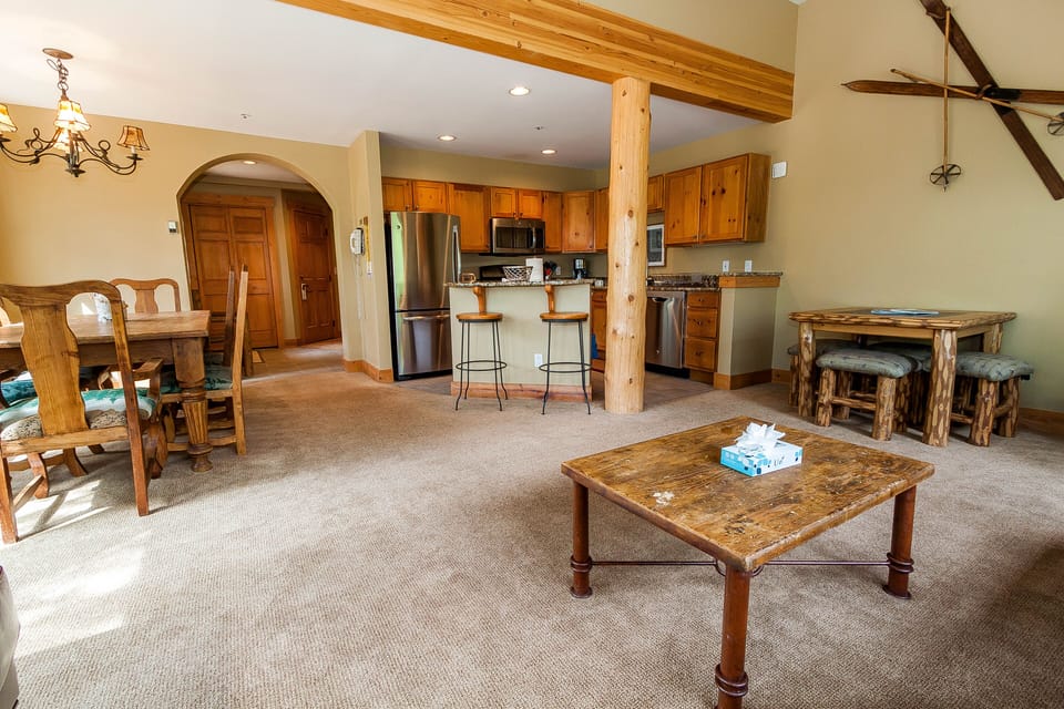 Condo, 4 Bedrooms | Living room | TV, fireplace