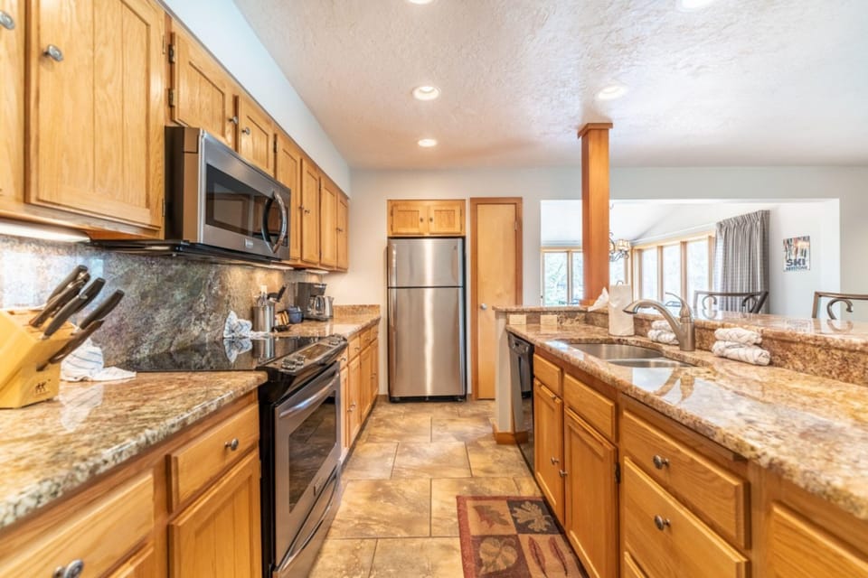 Condo, 3 Bedrooms | Private kitchen | Oven