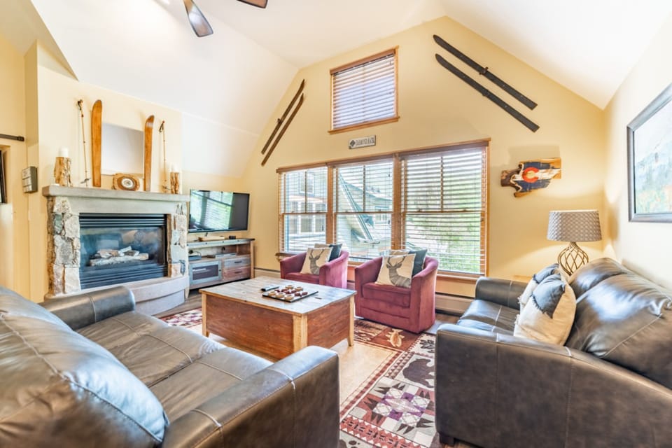 Condo, 3 Bedrooms | Living area
