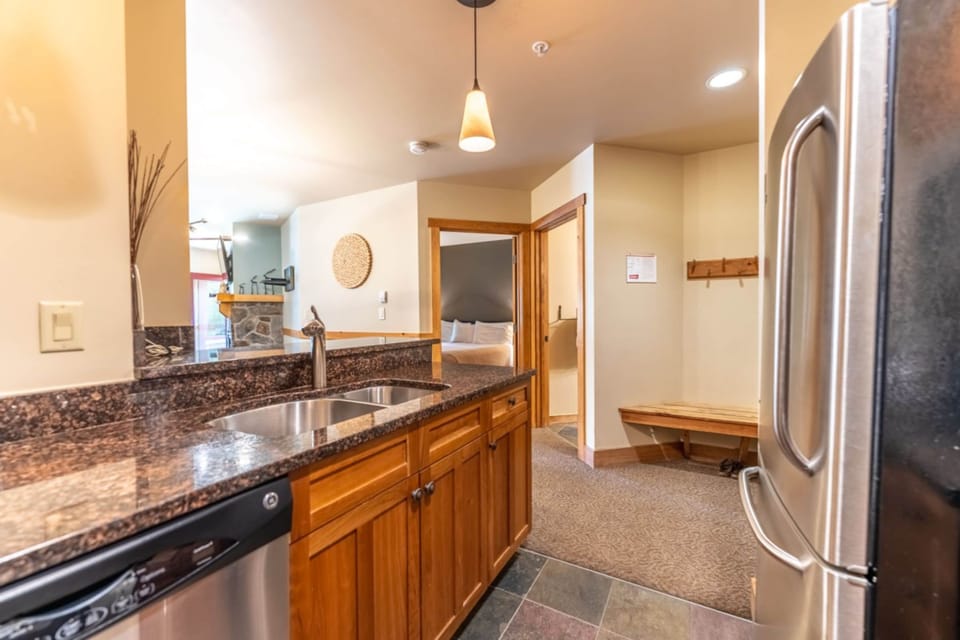 Condo, 1 Bedroom (2221) | Private kitchen | Oven, toaster, cookware/dishes/utensils