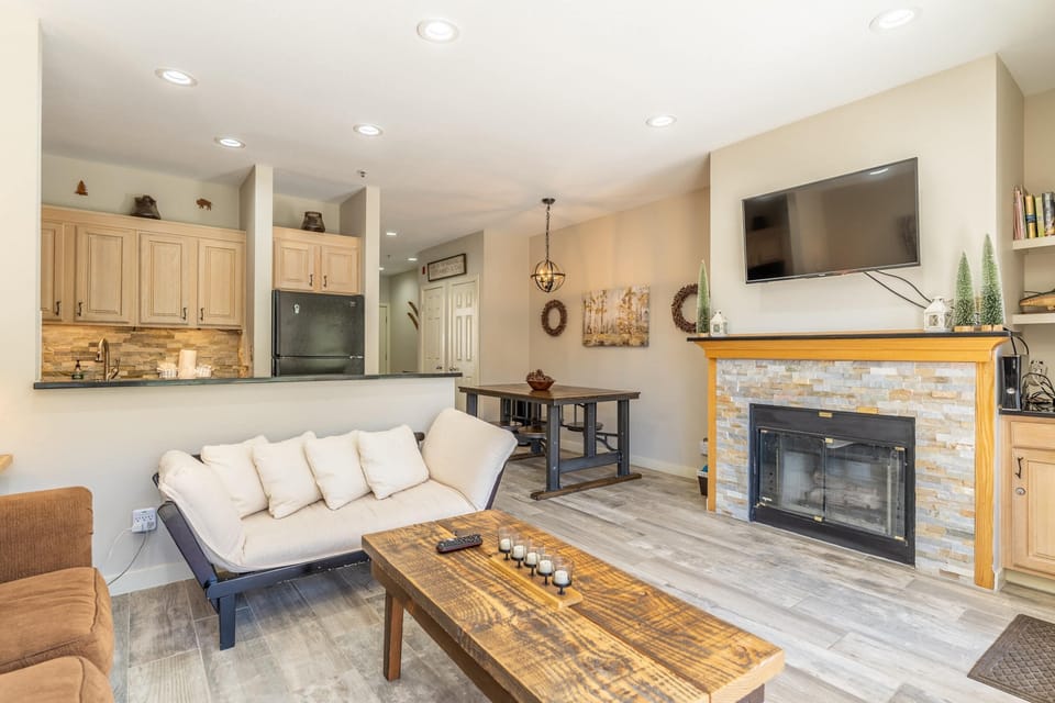 Condo, 1 Bedroom | Living room