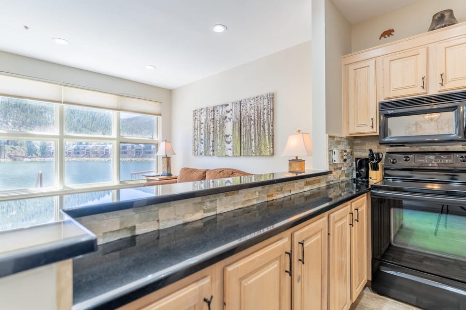 Condo, 1 Bedroom | Private kitchen | Oven
