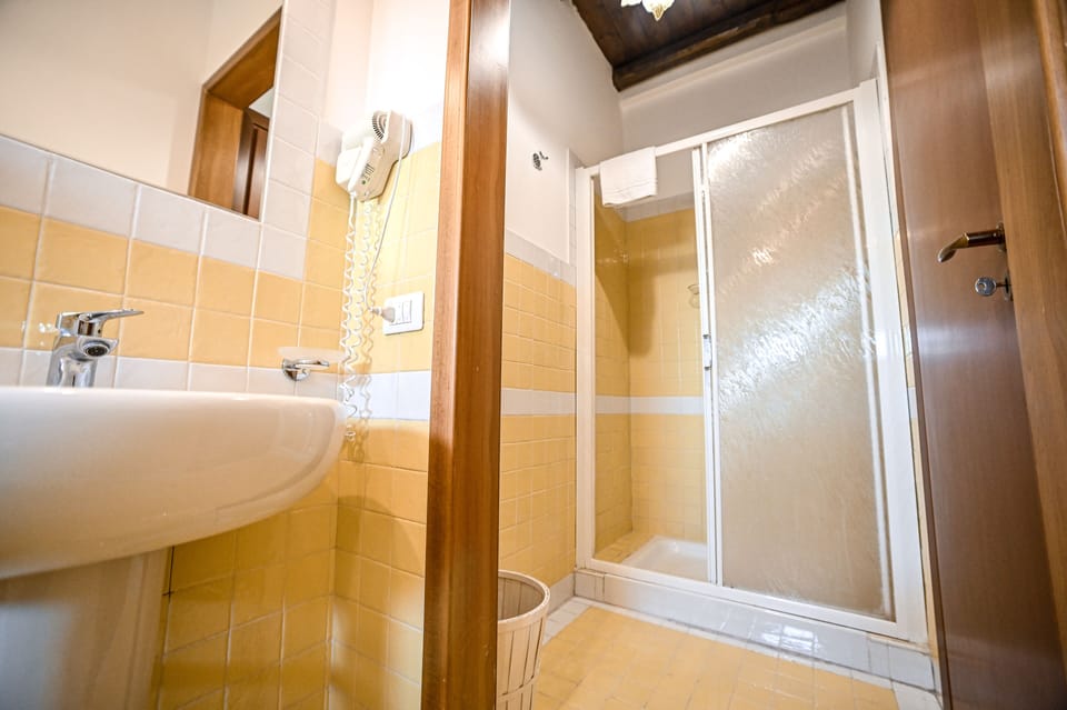 Basic Double Room | Bathroom | Shower, rainfall showerhead, free toiletries, hair dryer