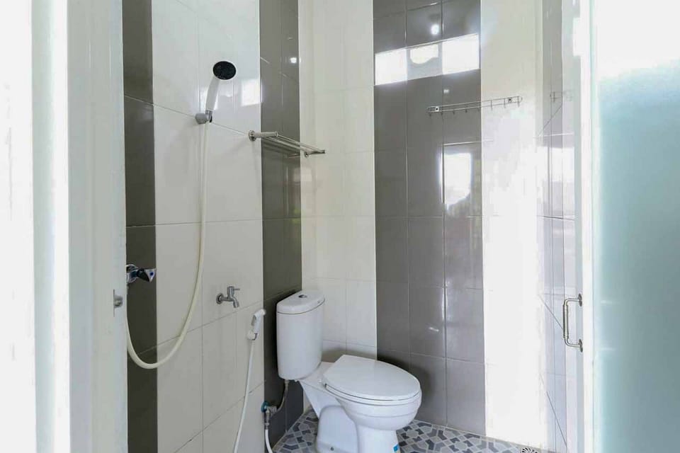 Shower, free toiletries, towels