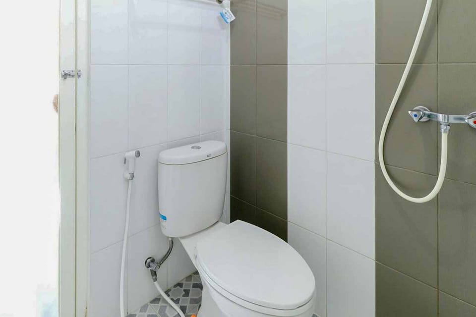 Shower, free toiletries, towels