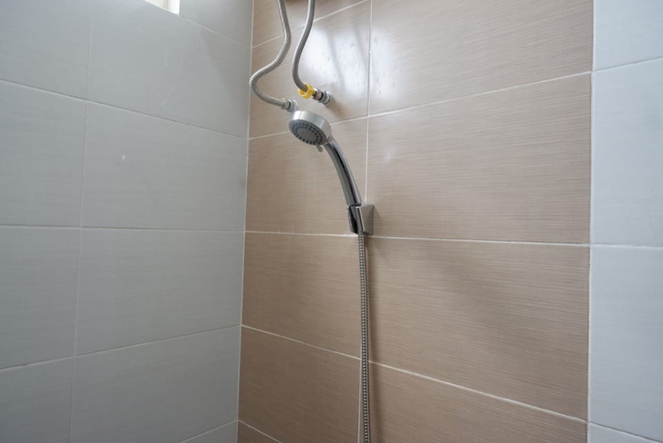 Shower, free toiletries, towels
