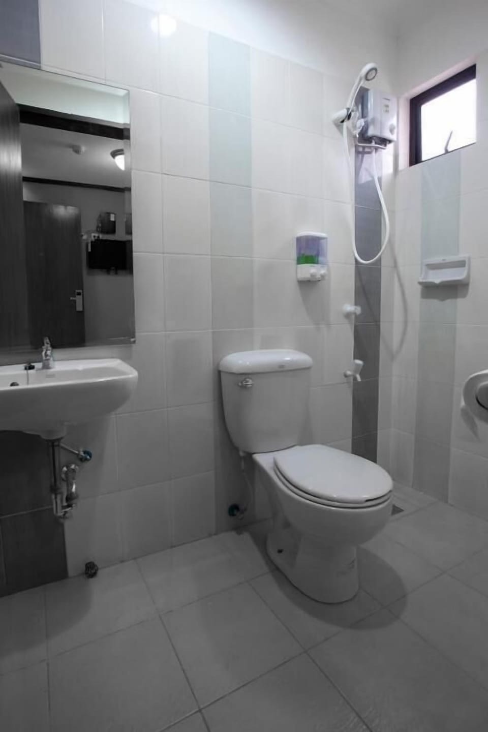 Shower, rainfall showerhead, free toiletries, towels