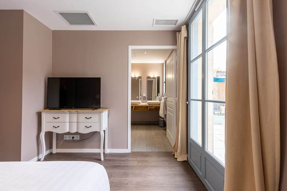 Comfort Double or Twin Room | Bathroom | Shower, rainfall showerhead, free toiletries, hair dryer
