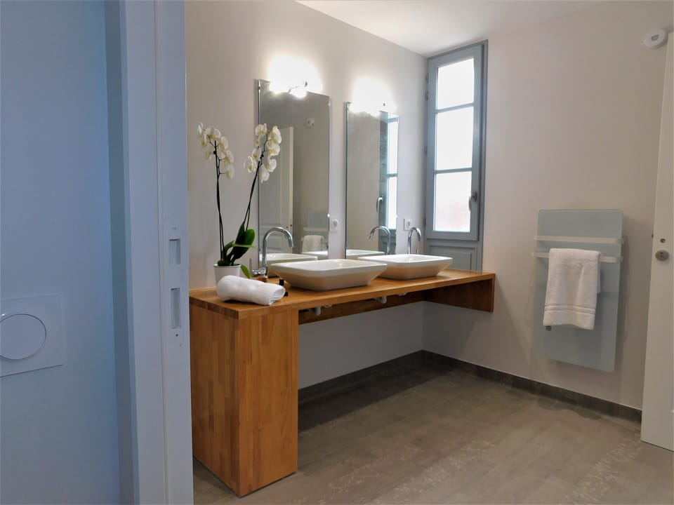 Bathroom sink