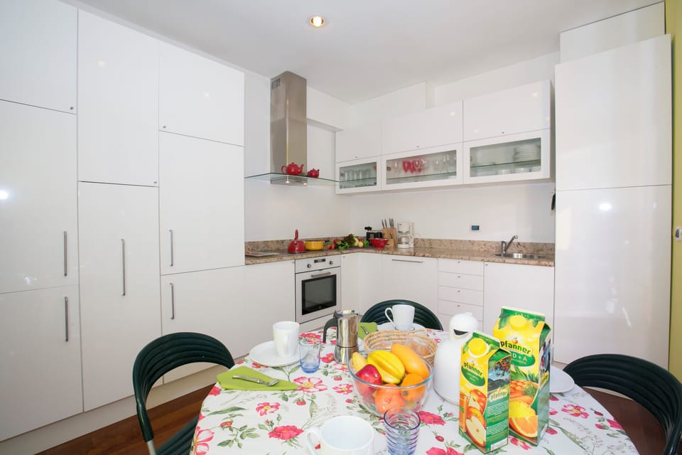 Family Apartment, Multiple Bedrooms, 2 Bathrooms, Beachside (Regina Villetta) | Dining