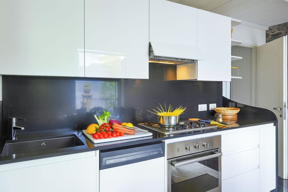Family Villa, 3 Bedrooms, Balcony, Lakeside (Villa Lucia Varenna) | Private kitchen | Fridge, oven, stovetop, dishwasher