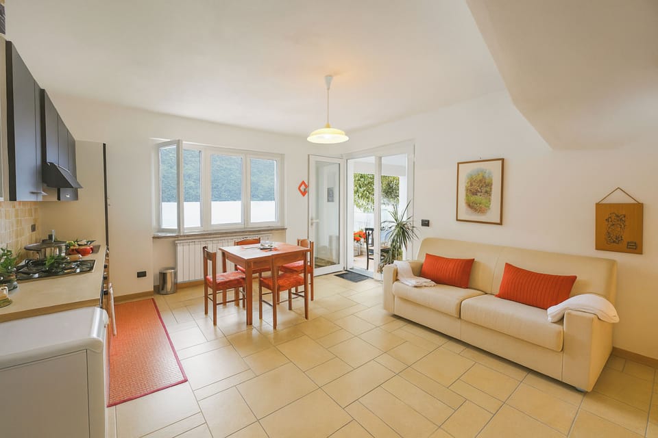 Family Villa, Multiple Bedrooms, 2 Bathrooms, Lakeside (Villa L'Approdo) | Interior