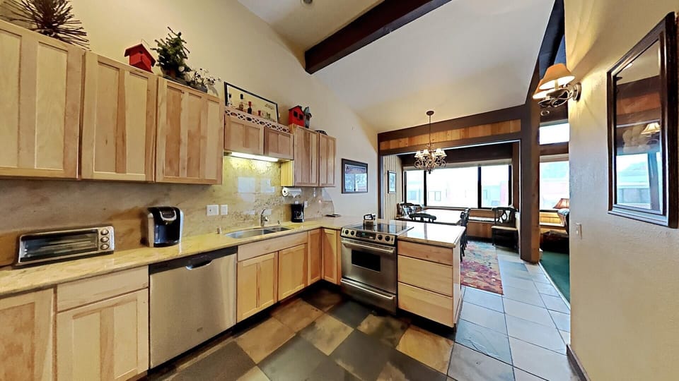 Condo, 4 Bedrooms | Private kitchen | Fridge, microwave, oven, dishwasher