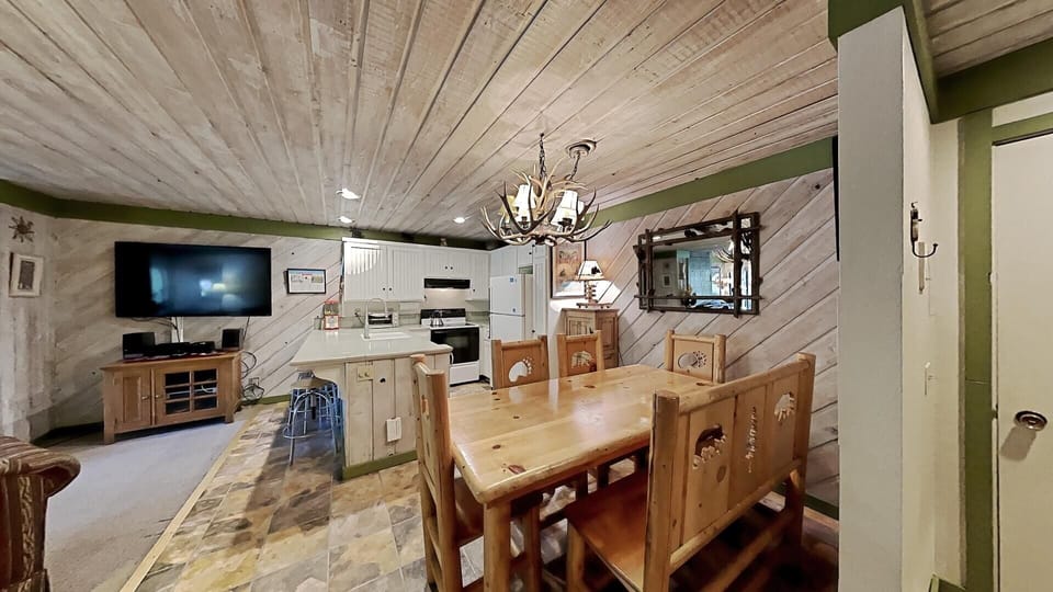 Condo, 1 Bedroom | Private kitchen | Fridge, oven, coffee/tea maker, toaster