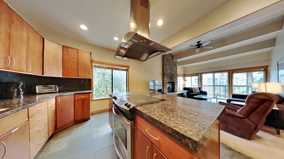 Condo, 4 Bedrooms | Private kitchen | Fridge, oven, coffee/tea maker, toaster