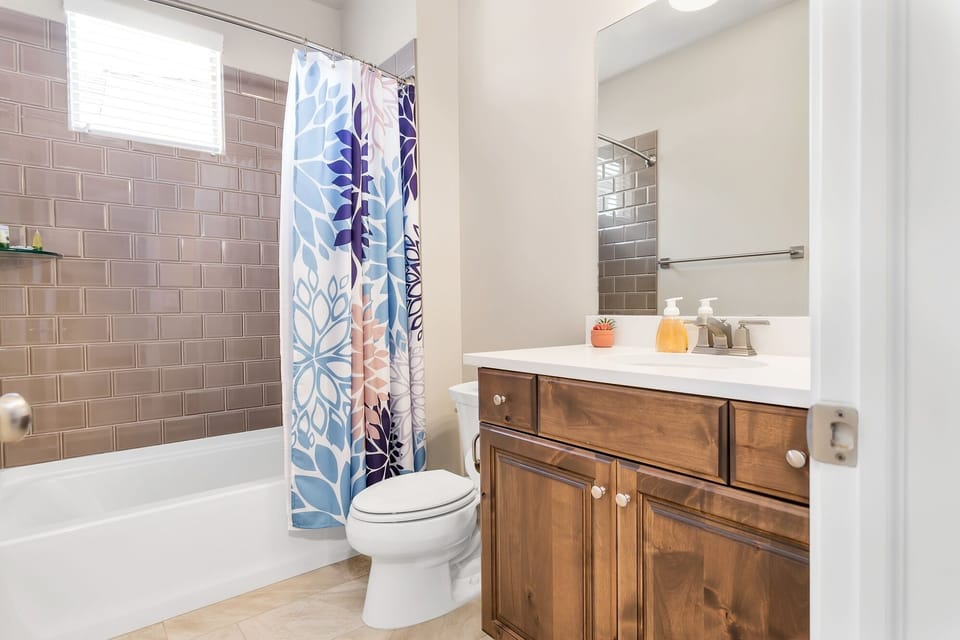 Be Our Guest At Ladera Haven 4 Bedroom Home by RedAwning House in Washington