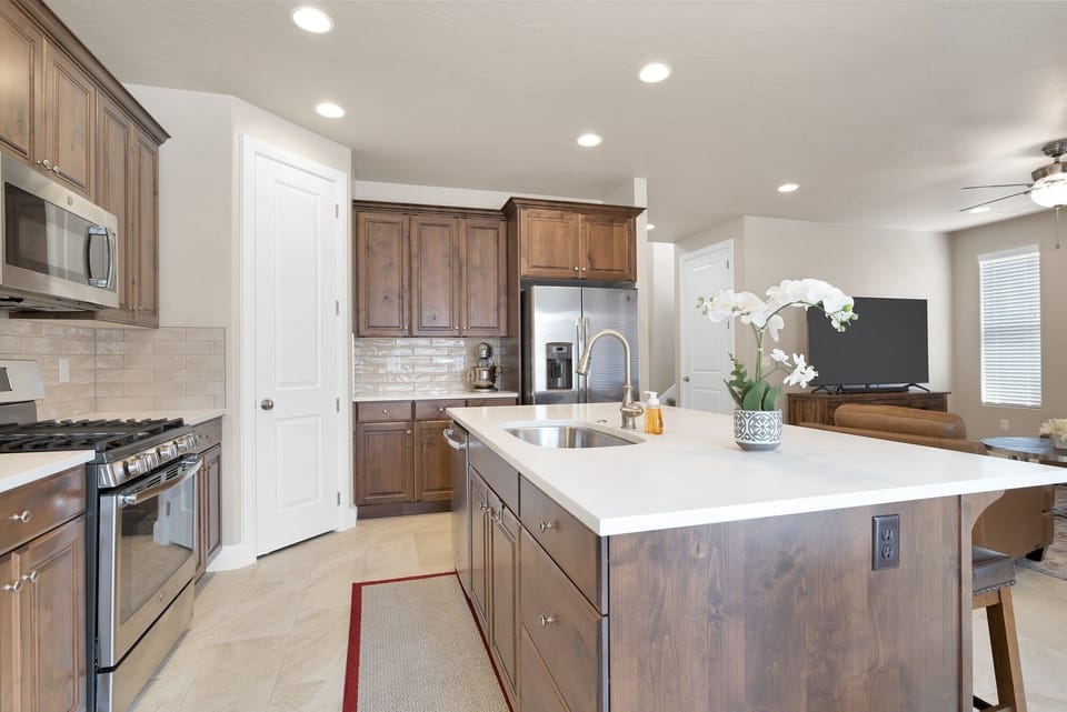 House, 4 Bedrooms | Private kitchen | Fridge, microwave, oven, coffee/tea maker