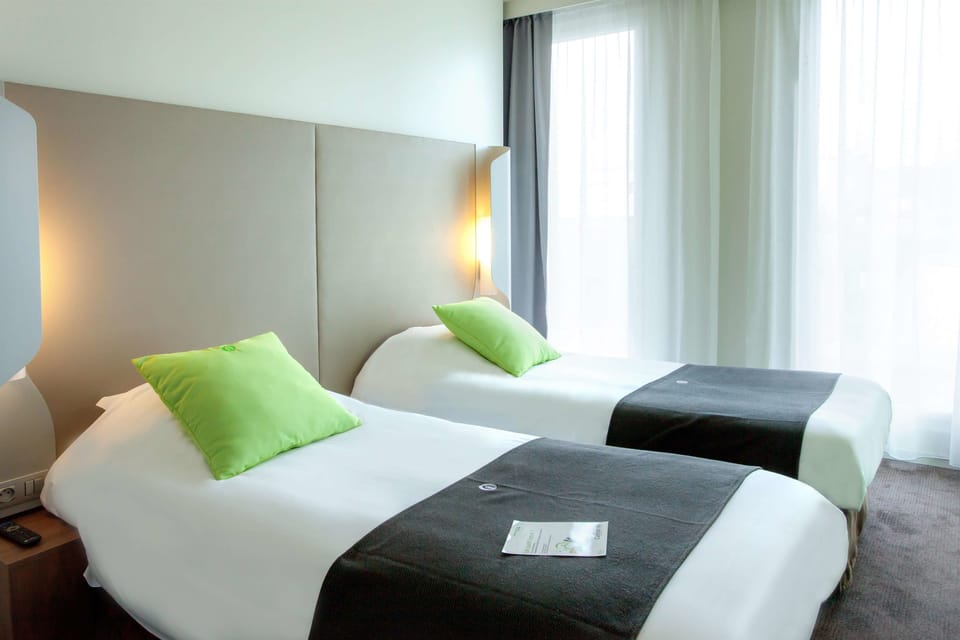 Standard Room, 2 Twin Beds | Desk, soundproofing, free WiFi, bed sheets