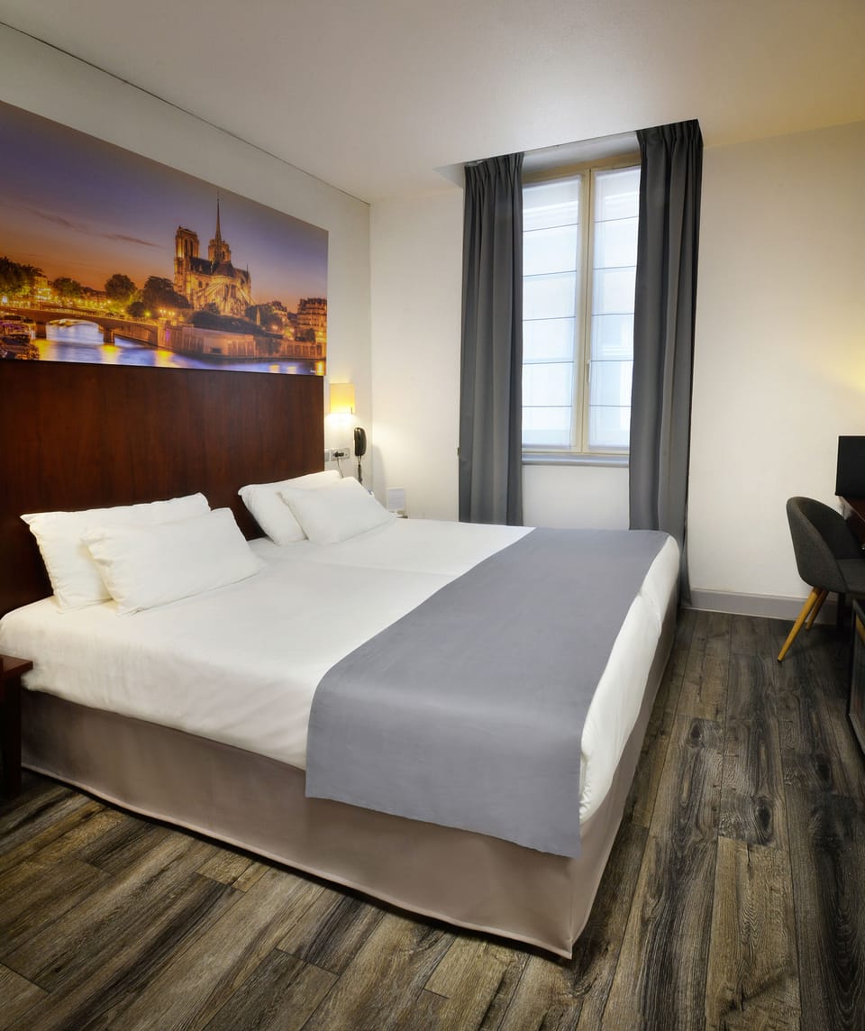 Superior Room, 1 King Bed, Non Smoking (Larger Room) | Premium bedding, in-room safe, desk, laptop workspace