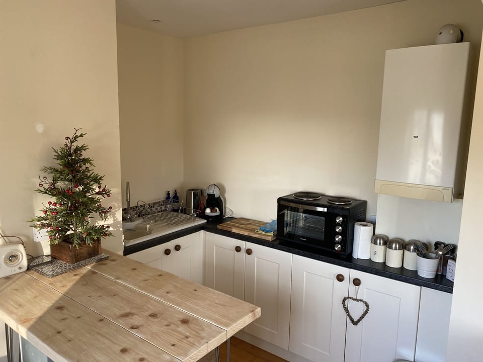 Cottage | Private kitchen | Fridge, oven, stovetop, electric kettle