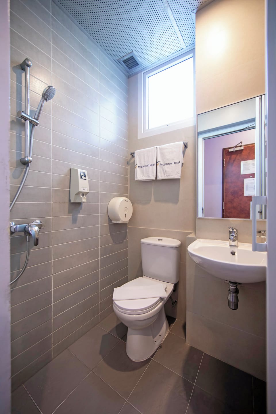 Superior Room, 1 Double Bed | Bathroom | Shower, free toiletries, hair dryer, towels