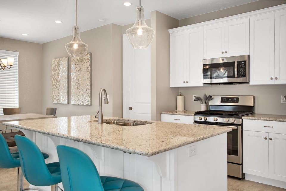 House, 5 Bedrooms | Private kitchen | Fridge, oven, coffee/tea maker, toaster