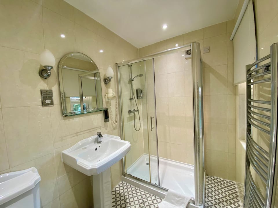 Superior Double Room | Bathroom | Shower, free toiletries, towels, soap