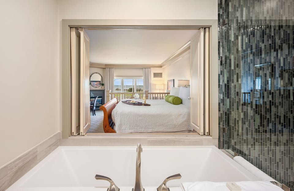 Room, 1 King Bed (Premier Bay View Suite) | Bathroom | Free toiletries, hair dryer, bathrobes, towels