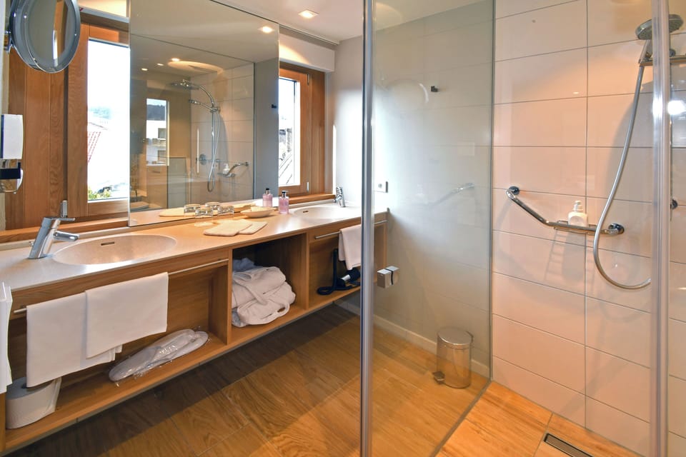 Suite, Tower | Bathroom | Free toiletries, hair dryer, towels