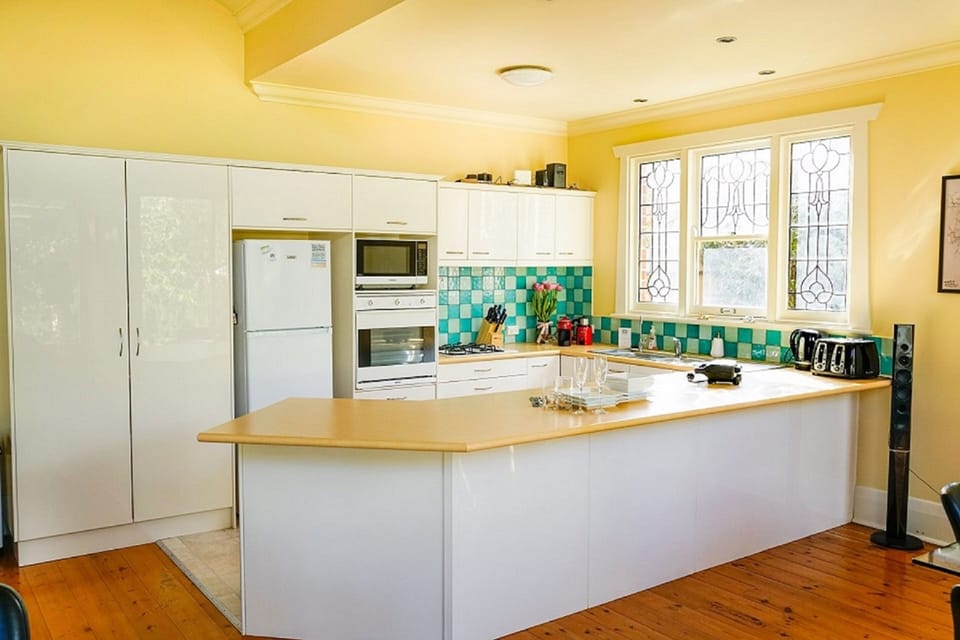 Premier House, 3 Bedrooms | In-room dining