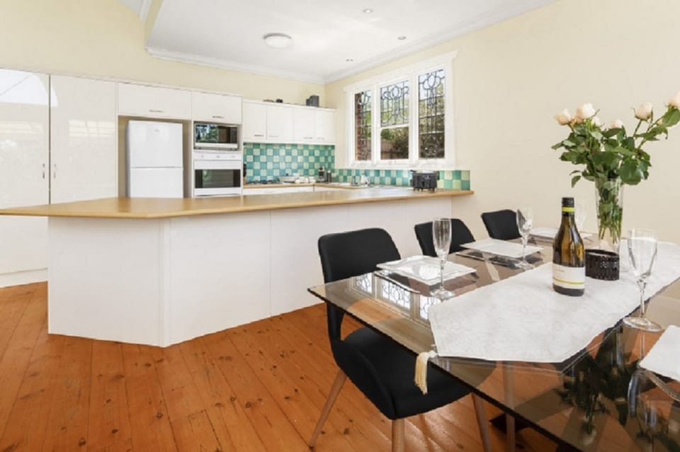 Premier House, 3 Bedrooms | Private kitchen | Full-size fridge, microwave, oven, stovetop