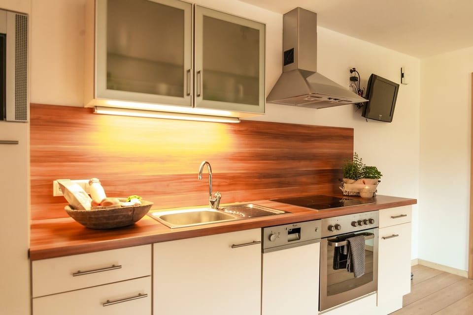 Full-size fridge, microwave, stovetop, dishwasher