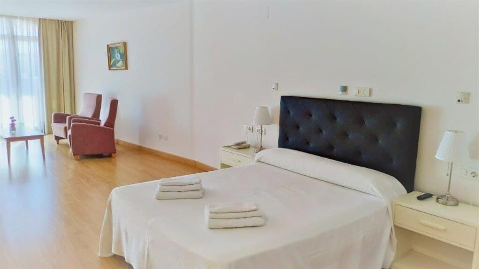 Double Room | Cribs/infant beds, bed sheets