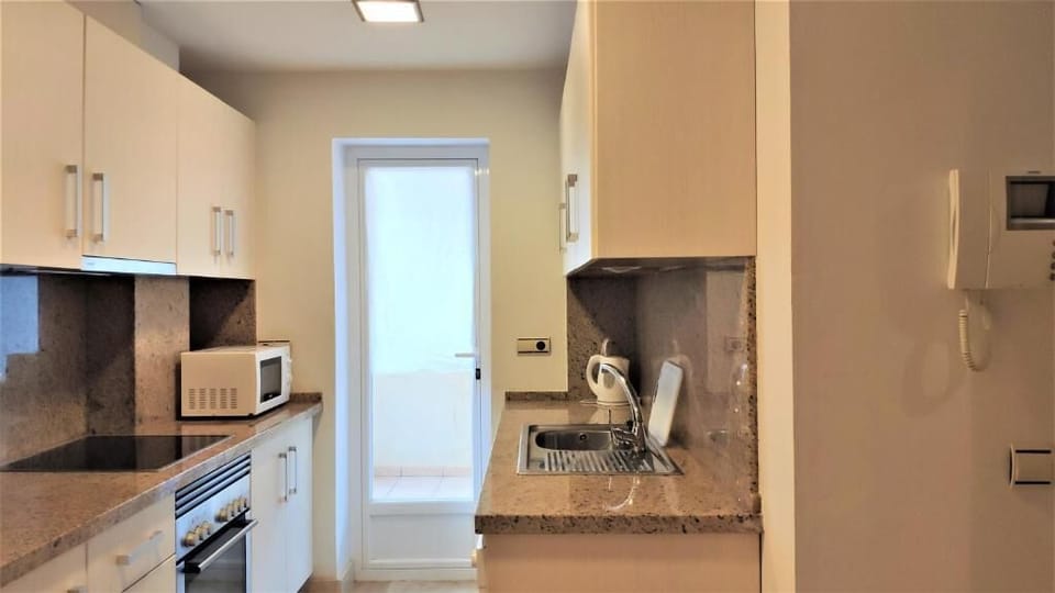 Deluxe Apartment, 2 Bedrooms, Private Pool | Private kitchen | Microwave