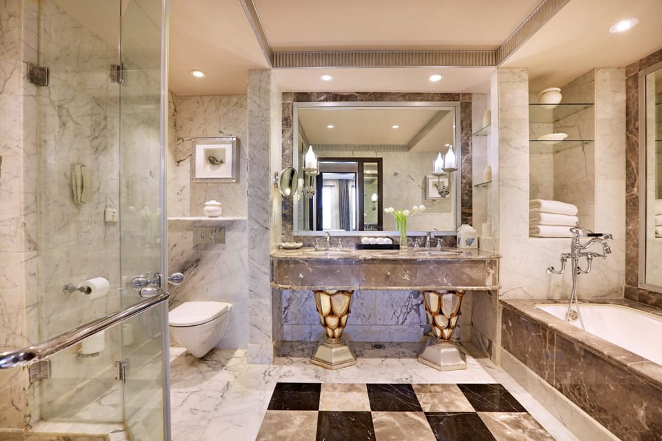Club Room, 1 Double Bed | Bathroom | Separate tub and shower, hydromassage showerhead, free toiletries