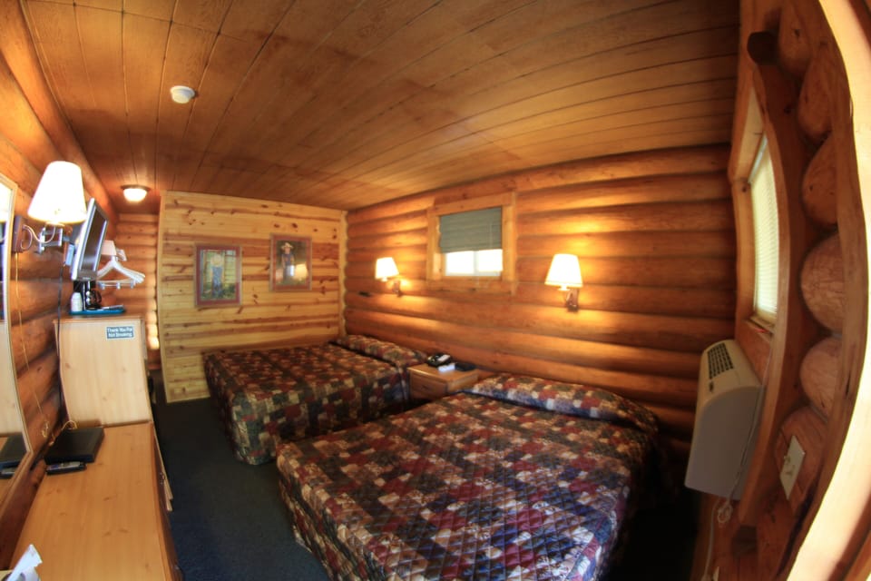 Traditional Cabin, 2 Queen Beds, Refrigerator & Microwave | Individually decorated, free WiFi, bed sheets
