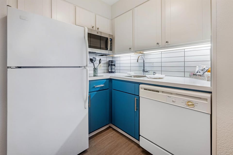 Studio Suite, 1 Queen Bed, Accessible (Mobility Tub) | Private kitchenette | Coffee/tea maker, fridge, microwave, stovetop