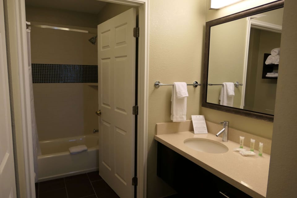 Combined shower/tub, free toiletries, hair dryer, towels