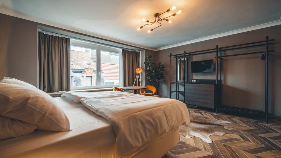 Large Double Room | Free WiFi