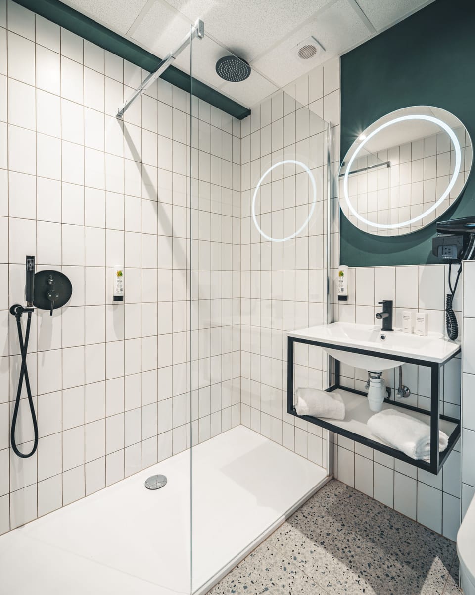 Comfort Triple Room | Bathroom | Shower, rainfall showerhead, towels