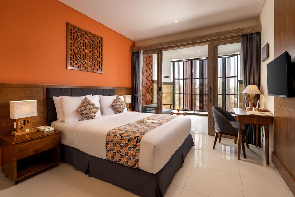 Deluxe Room | Hypo-allergenic bedding, desk, free WiFi, bed sheets