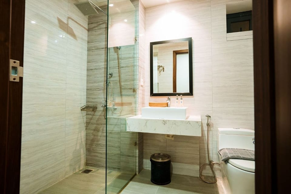Triple Room | Bathroom | Shower, rainfall showerhead, free toiletries, slippers