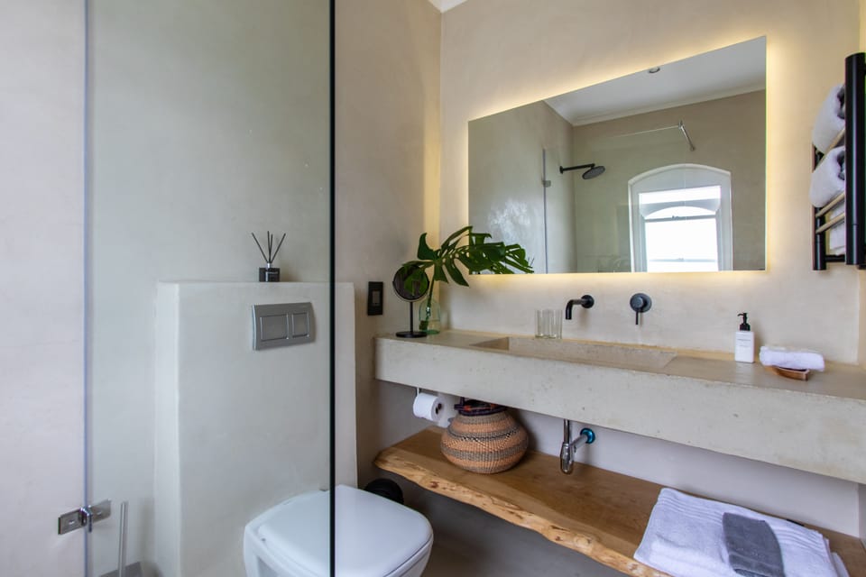 Luxury Double Room, 1 Bedroom, Fireplace, Sea Facing | Bathroom | Free toiletries, hair dryer, towels