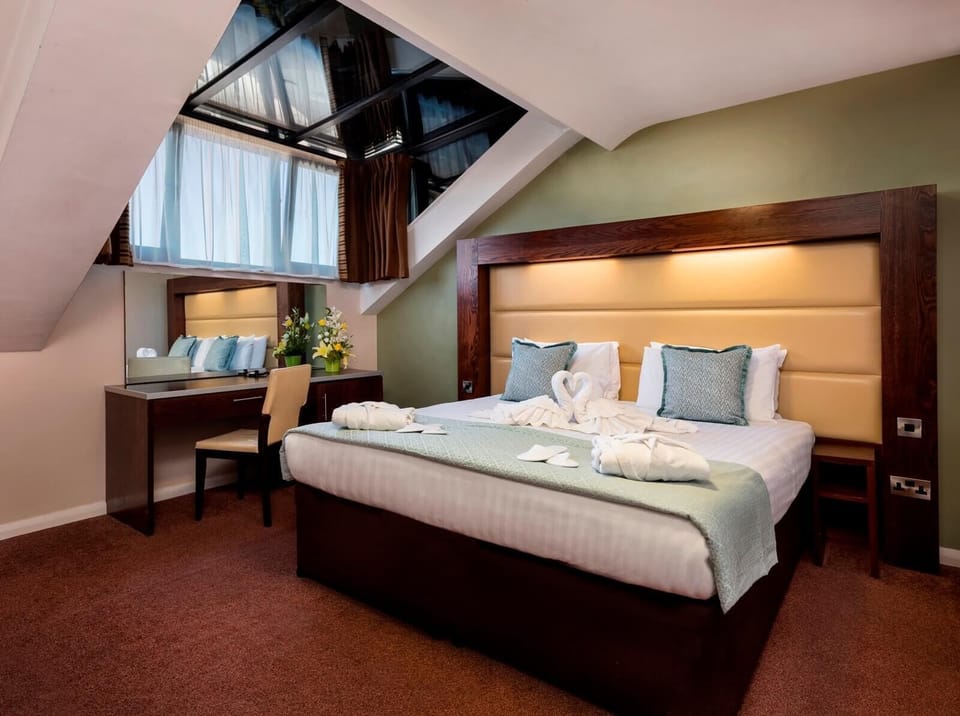 Deluxe Room | In-room safe, iron/ironing board, free WiFi, bed sheets
