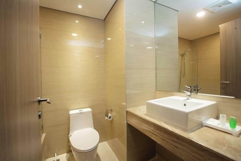 Separate tub and shower, rainfall showerhead, free toiletries