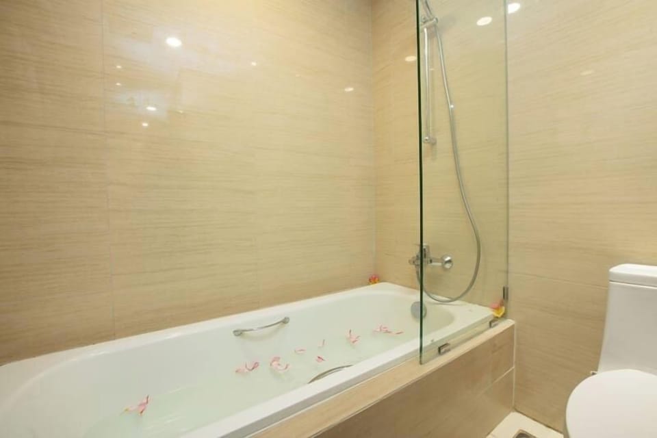 Separate tub and shower, rainfall showerhead, free toiletries