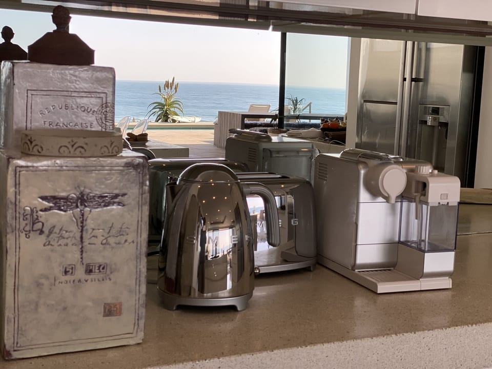 Full-size fridge, microwave, oven, stovetop