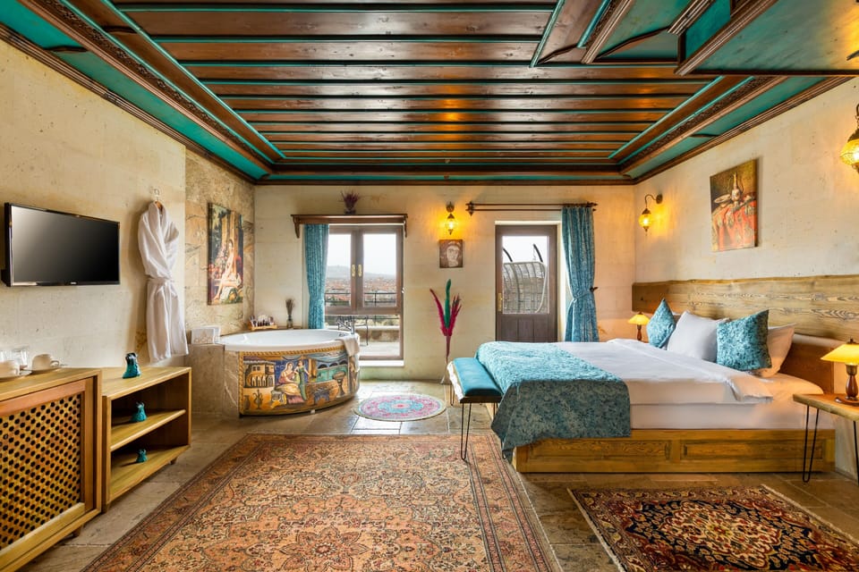 Deluxe Suit Room | Premium bedding, free minibar, in-room safe, individually decorated