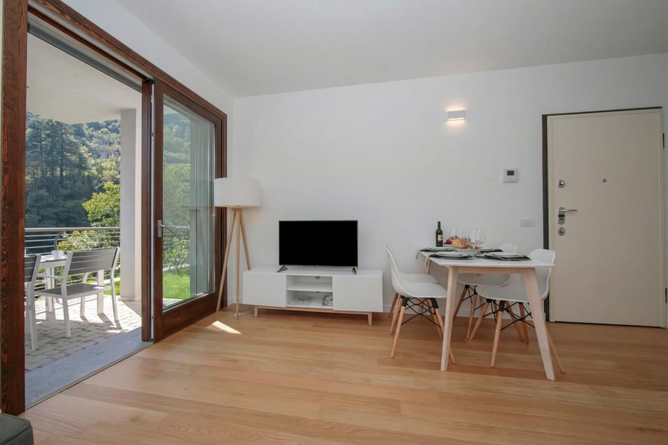 Family Apartment, 2 Bedrooms, Balcony, Mountainside (Argegno Home) | Dining