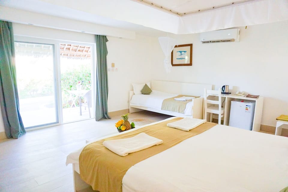 Superior Triple Room, 3 Twin Beds | Free minibar items, in-room safe, desk, soundproofing
